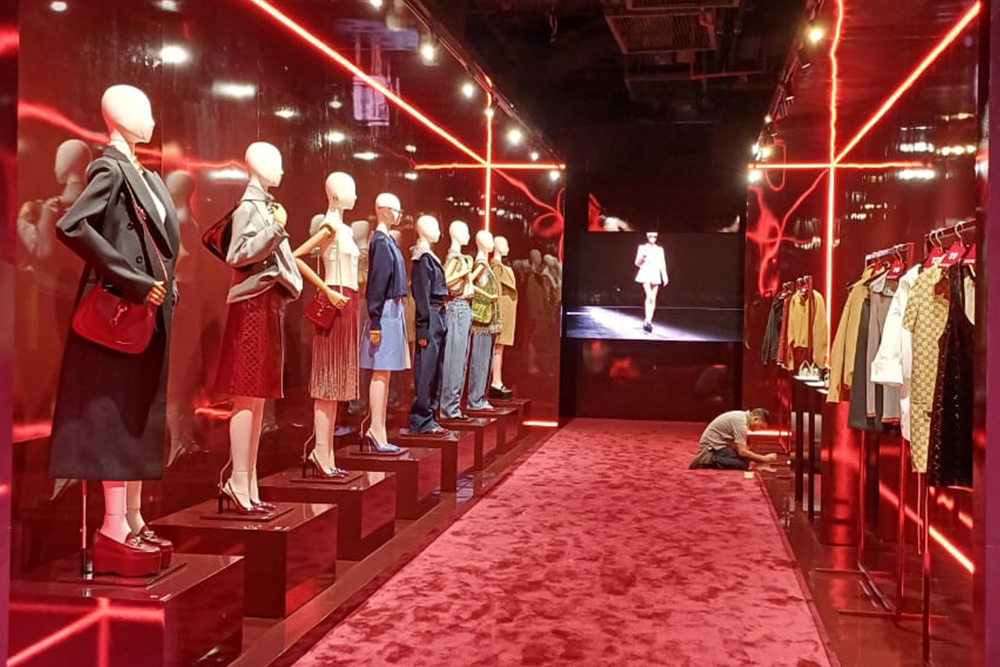 merchandising displays body image